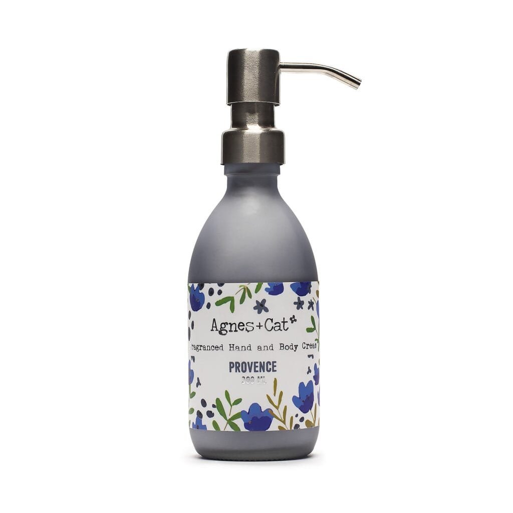 Crème Hydratante Mains et Corps "Provence" 300ml bg9jyww6ly9tzwrpys8xuy9brs82mfizmemxsjy0vjnbrtftlzg3mmyznjlmlmpwzw.jpg
